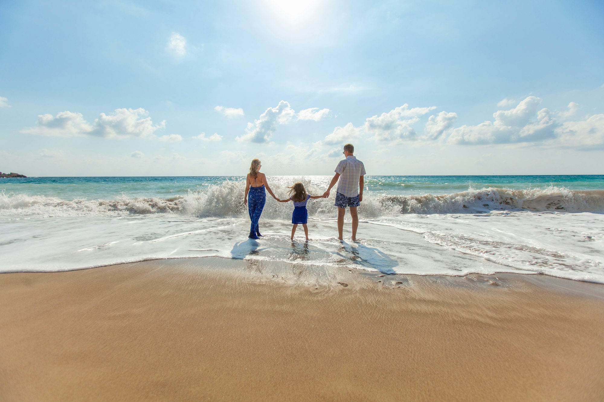 Junge Familie am Strand